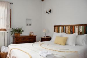 Łóżko lub łóżka w pokoju w obiekcie La Mejorana Refugio andaluz con piscina entre olivos