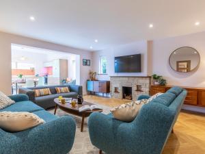 a living room with two blue couches and a fireplace at 3 Bed in Braunton 86042 in Braunton
