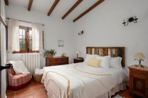 Łóżko lub łóżka w pokoju w obiekcie La Mejorana Refugio andaluz con piscina entre olivos