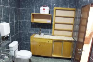 La salle de bains est pourvue d'un lavabo et de toilettes. dans l'établissement T1 conforto, à Praia