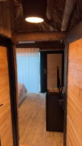- une chambre avec un lit et un bureau dans l'établissement اكواخ البامبو, à Malham