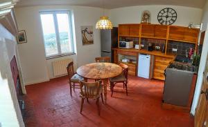 eine Küche mit einem Tisch und Stühlen im Zimmer in der Unterkunft Charmant presbytère en Basse-Normandie in Crouttes