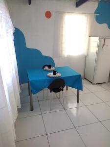 マナウスにあるCasa compacta e arejada com wifi na zona norteの小さなキッチン(青いテーブル、冷蔵庫付)