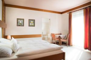 A bed or beds in a room at GASTHOF SCHEER Feriendomizil