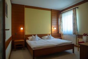 A bed or beds in a room at GASTHOF SCHEER Feriendomizil