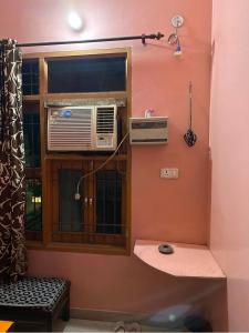 Habitación con ventana, aire acondicionado y ventilador. en OYO 81144 Royal Guest House, en Jīnd