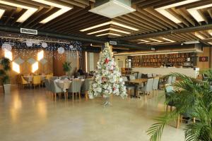 a christmas tree in the middle of a banquet hall at Andoena Resort in Lipjan