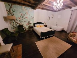 um quarto com uma cama e uma banheira num quarto em Authentiek landhuis met zwembad in Dordogne. 
