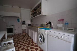 A cozinha ou cozinha compacta de Covilhã Hostel mais 12 fotos