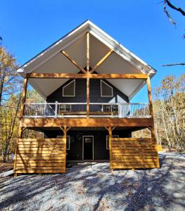 una casa grande con tejado abuhardillado en Timber Top Terrace - Huge Luxury 6 BR - Sleeps 16 Linens and Towels Included, en Albrightsville