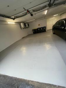 un garaje con un coche aparcado en él en Lofts V26, en Essen