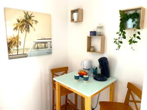 una pequeña mesa con una licuadora y fruta en ella en Chambre Sérénité avec SDB privée - 'Les 7 Sources' 