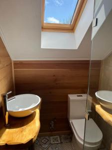 プエルト・オクタイにあるRefugio Serenoのバスルーム(洗面台、トイレ付)、窓が備わります。