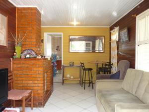 a living room with a couch and a table at Piratininga Melhor Localização Deliciosa área de lazer in Niterói