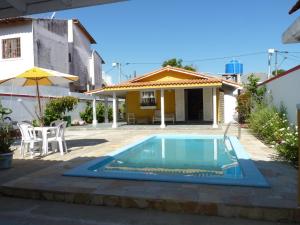 a swimming pool in front of a house at Piratininga Melhor Localização Deliciosa área de lazer in Niterói