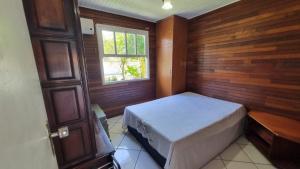 a bedroom with a bed and a window in it at Piratininga Melhor Localização Deliciosa área de lazer in Niterói