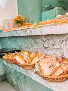 uma exibição de pães e bolos numa prateleira em Absolutte Hotel em Salvador
