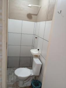 małą łazienkę z toaletą i umywalką w obiekcie HOSPEDARIA ITAPUÃ w mieście Santarém