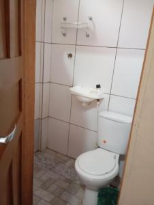 łazienka z toaletą i umywalką w obiekcie HOSPEDARIA ITAPUÃ w mieście Santarém
