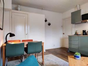 een keuken met een tafel en stoelen in een kamer bij In het Centrum in Bergen