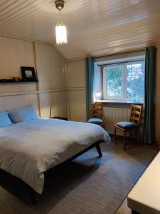 a bedroom with a large bed and a window at In het Centrum in Bergen