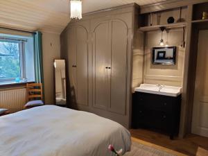 a bedroom with a bed and a dresser and a mirror at In het Centrum in Bergen