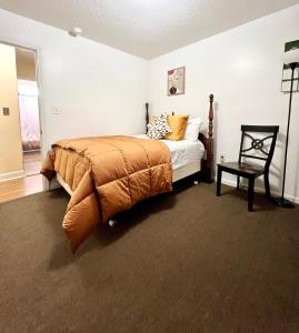 Una cama o camas en una habitación de A Cozy Spot on Montague