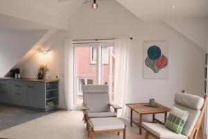 strand Frische في نيوشتاد في هولشتاين: غرفة معيشة مع كرسي وطاولة ونافذة