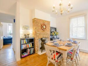 una sala da pranzo con tavolo e camino di 3 bed in Whitstable 88750 a Whitstable