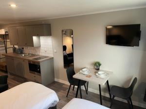 Η κουζίνα ή μικρή κουζίνα στο Midgarth House Apartments