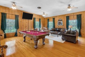ein Wohnzimmer mit einem Billardtisch in der Unterkunft Grand Mansion-Blue Jay suite! in Fort Smith