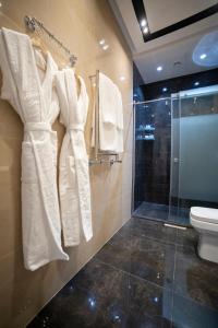 Prime Suites Bulvar في باكو: حمام مع دش ومرحاض ومناشف