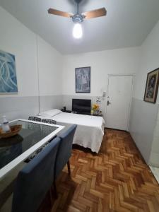 um quarto com uma cama e uma ventoinha de tecto em Comodidade e Segurança no Centro em Belo Horizonte