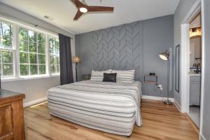 um quarto com uma cama grande e 2 janelas em 1023 River Crossing em North Myrtle Beach