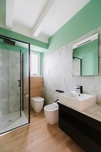 bagno con lavandino, doccia e servizi igienici di Beach Appartament a Marina di Montemarciano