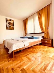 Un pat sau paturi într-o cameră la Gërmia House - Prishtinë