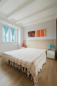 una camera da letto con un grande letto con una coperta a scacchi di Beach Appartament a Marina di Montemarciano