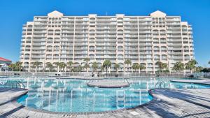 um grande edifício de apartamentos com uma grande piscina em 401 North Tower em Myrtle Beach
