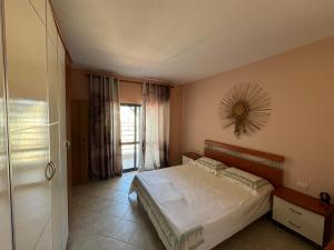 ein Schlafzimmer mit einem großen Bett und einem Fenster in der Unterkunft Golem Panoramic Penthouse in Golem