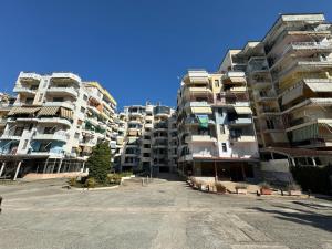 ein leerer Parkplatz vor hohen Apartmenthäusern in der Unterkunft Golem Panoramic Penthouse in Golem