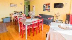 オルヴィエートにあるBed and Breakfast Torre Polidoriのリビングルーム(テーブル、赤い椅子付)