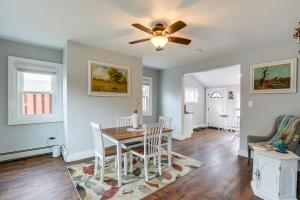 uma sala de jantar com uma mesa e cadeiras e uma ventoinha de tecto em Historic Yardley Retreat - 1 Block to the River! em Yardley