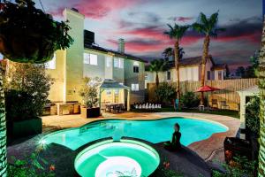 una piscina en el patio de una casa en Buddha Play Modern with Pool & Spa Sauna Near Vegas strip, en Las Vegas