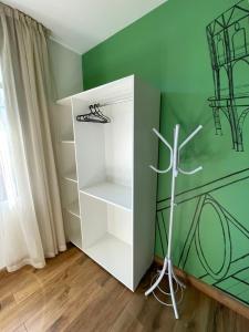 クリチバにあるJardim Botânico Houseの白いクローゼット(棚付)が備わる客室です。