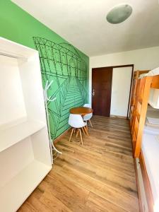 a room with a table and chairs and a wall at Jardim Botânico House in Curitiba