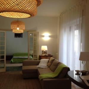 un soggiorno con divano e una camera da letto di HOME SWEET HOME a Ragusa
