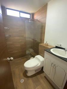 uma casa de banho com um WC e um lavatório em Cabaña de campo Guano Ecuador em Guano