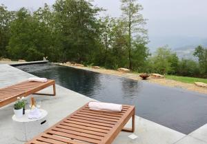 Poolen vid eller i närheten av Villa d'Escale Piemonte with private pool
