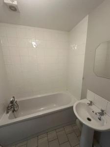 ein Badezimmer mit einem Waschbecken, einer Badewanne und einem WC in der Unterkunft Iacomm Newbridge 2 bed apt in Newbridge