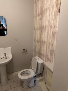 Ett badrum på Iacomm Newbridge 2 bed apt